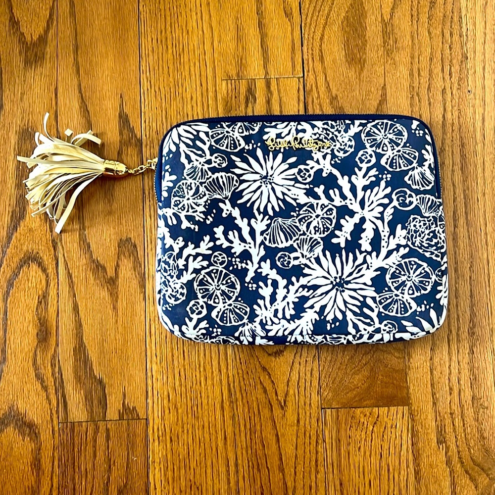 Women’s Lilly Pulitzer IPAD Case in Neoprene. Beautiful Navy & White Print!